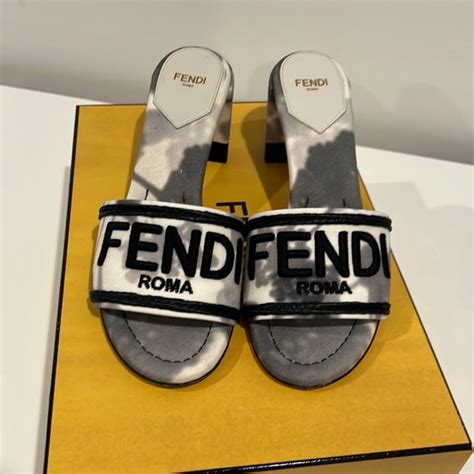 fendi sjaal|saks fendi mules.